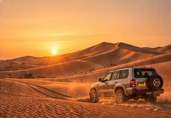Geländewagen fährt bei Sonnenuntergang durch die Dünen
