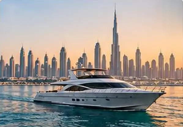 Motoryacht vor der Skyline von Dubai